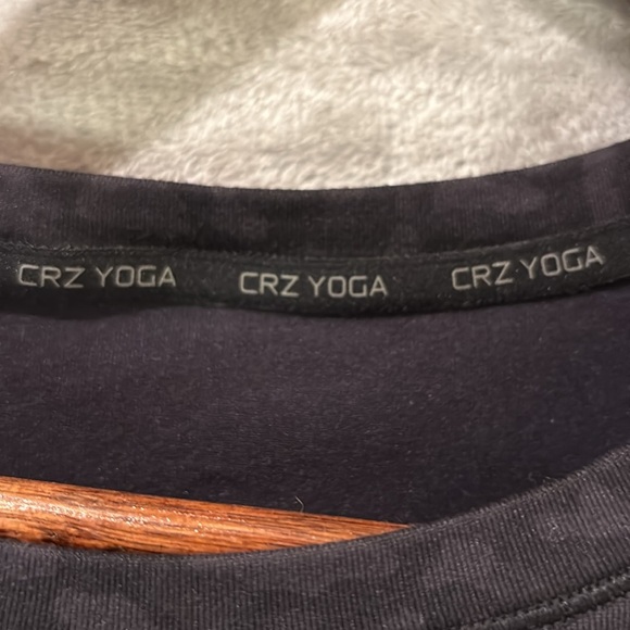 CRZ YOGA Long Sleeve Thumbholes Black Camo Sz M Gym Workout Athletic - Picture 2 of 4